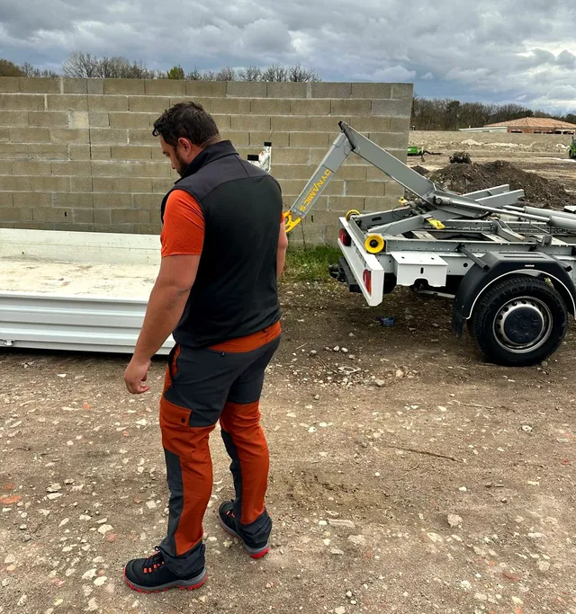 Bras ampliroll prêt à manutentionner une benne sur un chantier, location de benne à La Teste-de-Buch – LaTeste’Bennes