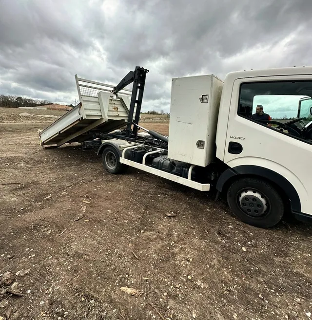 Camion ampliroll chargeant une benne, location de benne à La Teste-de-Buch – LaTeste’Bennes